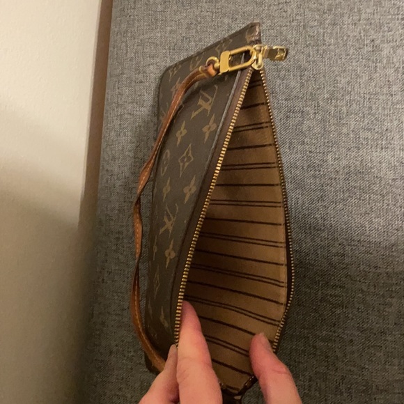 Louis Vuitton wristlet - Picture 6 of 6